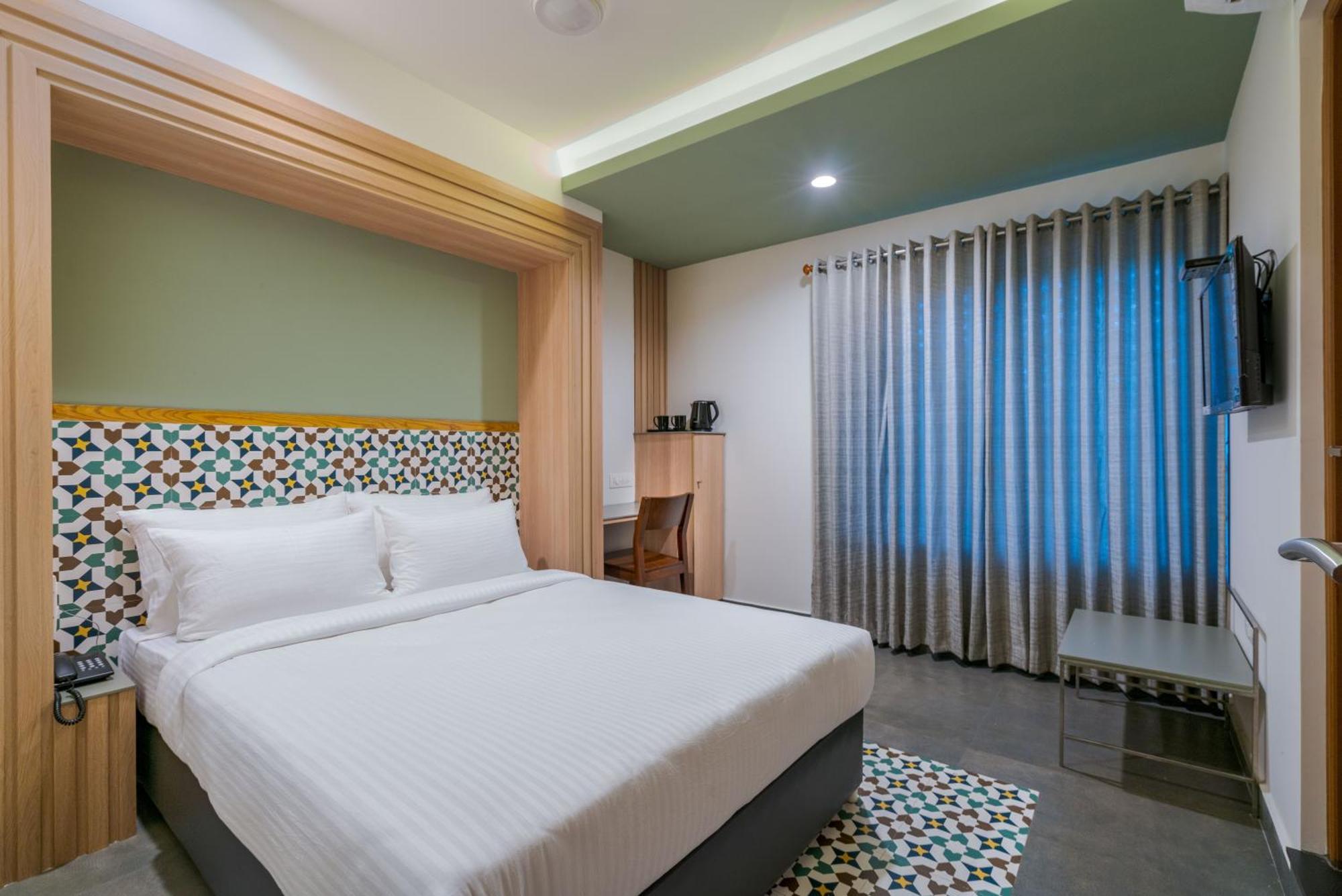 Готель Aryaas Regent Kochi Екстер'єр фото