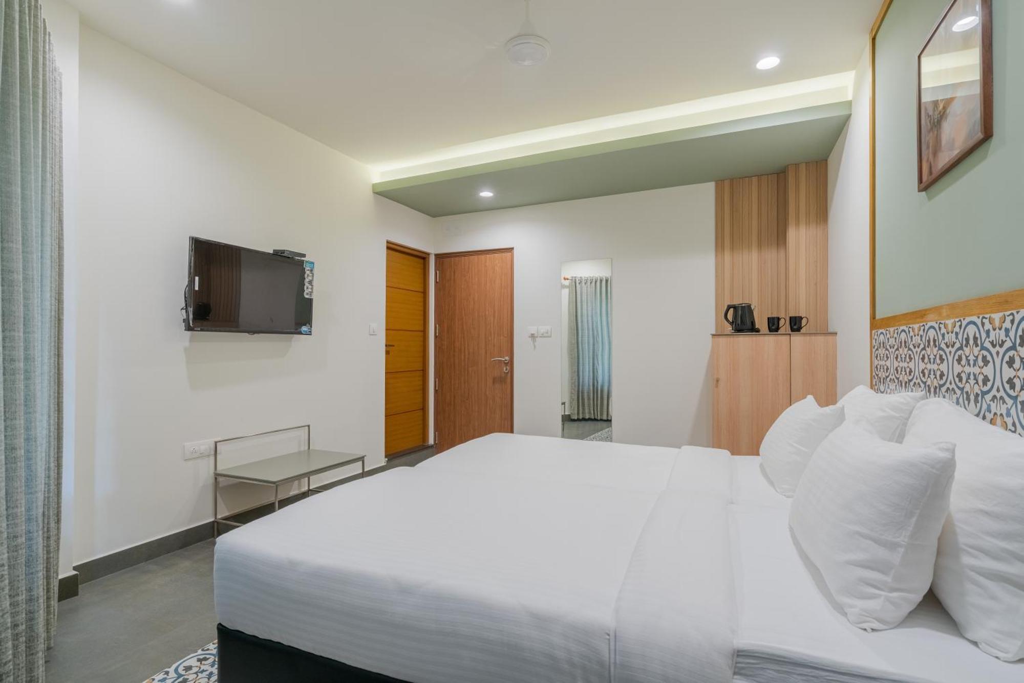 Готель Aryaas Regent Kochi Екстер'єр фото