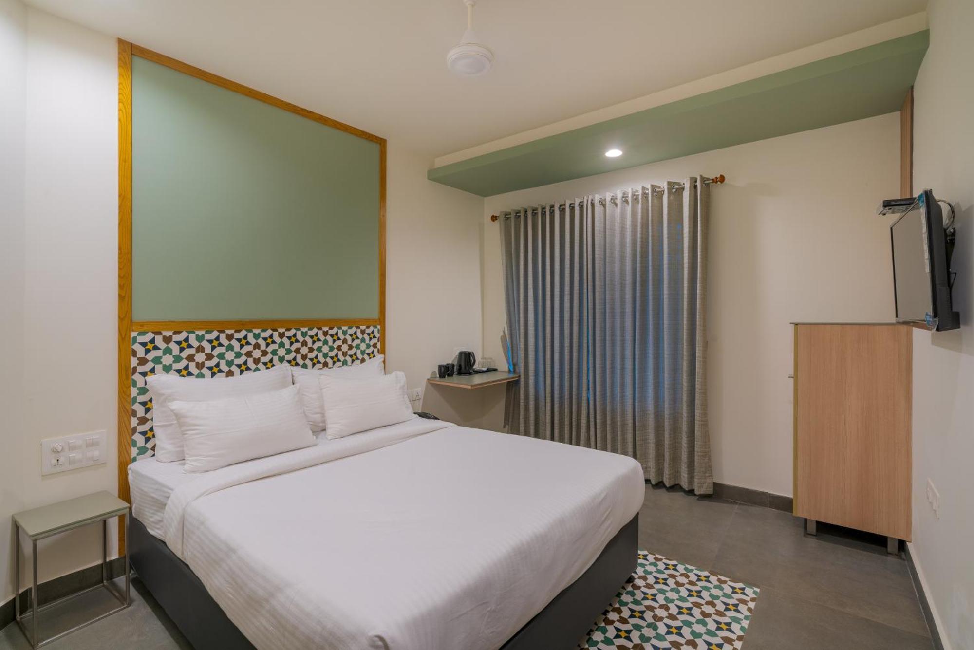 Готель Aryaas Regent Kochi Екстер'єр фото